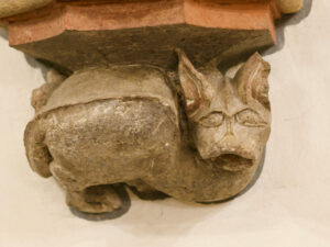 Skulptur B der Figurengruppe im unteren Turmraum der Kirche Mariä Heimsuchung, Warburg (Altstadt)