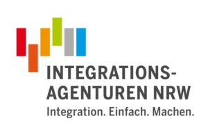 Logo mit fünf senkrechten Balken in den Farben Rot, Orange, Grün, Grau und Blau über dem Schriftzug INTEGRATIONS-AGENTUREN NRW und darunter dem Slogan Integration. Einfach. Machen. auf Deutsch. (Text mit KI erstellt)