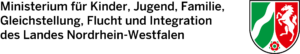 Logo der nordrhein-westfälischen Staatskanzlei mit dem Schriftzug Staatskanzlei Nordrhein-Westfalen und einem in grün, weiß und rot geteilten Schild mit einem Pferd und einer Rose als Emblem. (Text mit KI erstellt)