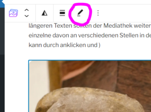 Ein Screenshot einer Symbolleiste mit verschiedenen Symbolen; das Bleistiftsymbol, das zur Bearbeitung verwendet wird, ist rosa eingekreist. Text in deutscher Sprache ist teilweise über dem Bild eines Steins am unteren Rand sichtbar. (Text mit KI erstellt)