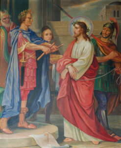 Das Gemälde zeigt Jesus, der eine Dornenkrone und ein rotes Gewand trägt und vor Pontius Pilatus steht, der eine Geste zu ihm macht. Im Hintergrund sind Soldaten und Schaulustige zu sehen. (Text mit KI erstellt)