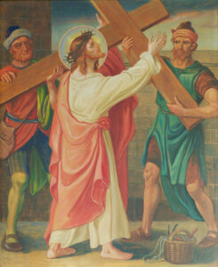 Ein Gemälde zeigt Jesus mit einer Dornenkrone und einem Heiligenschein, der ein Holzkreuz trägt. Neben ihm stehen zwei Männer, der eine in Grün, der andere in Rot und Blau, die das Kreuz halten. Vor ihnen steht ein Korb auf dem Boden. (Text mit KI erstellt)