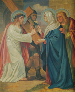 Jesus, der eine Dornenkrone trägt und ein Holzkreuz mit sich führt, begegnet einer trauernden Frau in blau-weißem Gewand, die von einer anderen Frau begleitet wird, während ein römischer Soldat hinter ihnen steht. (Text mit KI erstellt)