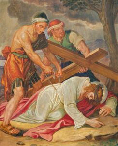 Ein Gemälde zeigt Jesus, der eine Dornenkrone und ein weißes Gewand trägt und unter dem Gewicht eines großen Holzkreuzes zu Boden fällt. Hinter ihm stehen zwei Männer in Kutten, von denen einer das Kreuz anhebt und der andere Jesus hochzieht. (Text mit KI erstellt)