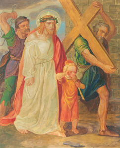Ein Gemälde zeigt Jesus mit einer Dornenkrone und einem leuchtenden Heiligenschein, der ein Kreuz trägt. Begleitet wird er von einem Kind in Orange, einem älteren Mann, der ihm beim Tragen des Kreuzes hilft, und einem Wächter mit einer Peitsche hinter ihnen. (Text mit KI erstellt)