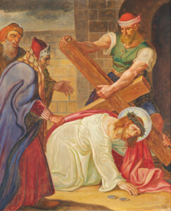 Ein Gemälde zeigt Jesus, der eine Dornenkrone und ein weißes Gewand trägt und stürzt, während er ein Holzkreuz trägt. Drei Männer stehen in der Nähe, einer hilft, das Kreuz anzuheben. Im Hintergrund ist eine Steinmauer zu sehen. (Text mit KI erstellt)