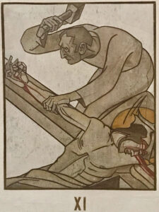 Ein stilisiertes, kantiges Kunstwerk zeigt eine Figur, die die Hand einer anderen Person an ein Holzkreuz nagelt. Die untere Figur trägt eine Dornenkrone und blutet aus Kopf und Hand. Unter dem Bild steht die römische Zahl XI. (Text mit KI erstellt)