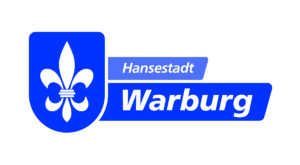 Das blau-weiße Logo zeigt eine stilisierte Lilienblüte auf einem Schild neben dem Schriftzug Hansestadt Warburg in fetten, modernen Buchstaben. (Text mit KI erstellt)