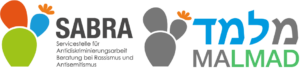 Logo mit abstrakten menschenähnlichen Figuren in Orange, Grün und Grau, neben dem Text "SABRA" und der deutschen Bezeichnung sowie "MALMAD" in blauer hebräischer und grüner lateinischer Schrift. (Text mit KI erstellt)
