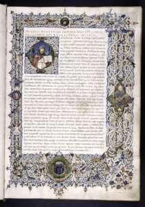 Illuminierte Manuskriptseite mit verschnörkelten floralen und geometrischen Bordüren, einer verzierten Initiale und der Illustration einer Figur mit Heiligenschein, die in ein Buch schreibt, oben links. Der lateinische Text füllt die Mitte der Seite. (Text mit KI erstellt)
