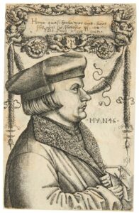Schwarz-Weiß-Gravur eines Mannes im Profil, der einen pelzgefütterten Mantel und einen flachen Hut trägt. Er hält ein Papier in der Hand, und über ihm befindet sich eine verzierte Girlande mit lateinischem Text, Putten und dekorativen Elementen. (Text mit KI erstellt)
