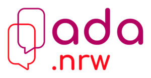 Das Logo zeigt zwei sich überlappende Sprechblasen in Rot und Rosa, gefolgt von dem Text ada in Rosa und .nrw in roten Kleinbuchstaben. Das Design ist modern und klar. (Text mit KI erstellt)