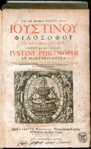 Ein alter Bucheinband mit griechischem und lateinischem Text, verschnörkelter Typografie und einem detaillierten kreisförmigen Emblem mit Figuren in der Mitte, veröffentlicht in Paris im Jahr 1636. Am unteren Rand sind handschriftliche Notizen zu sehen. (Text mit KI erstellt)