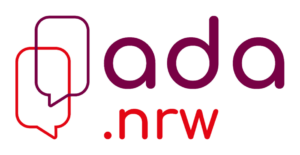 Logo mit zwei sich überlappenden Sprechblasen auf der linken Seite, eine rot und eine lila, neben dem Wort ada in lila und .nrw in roten Kleinbuchstaben. Der Hintergrund ist transparent. (Text mit KI erstellt)