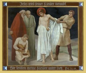 Ein Gemälde zeigt Jesus, der von zwei Männern seines weißen Gewandes entkleidet wird, während zwei andere zusehen; ein Mann kniet und hält Gegenstände. Über und unter der Szene steht ein deutscher Text in einem dekorativen Rahmen. (Text mit KI erstellt)