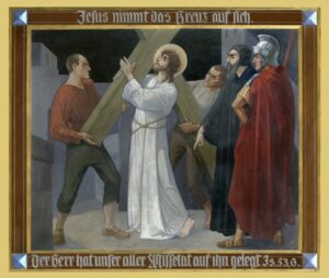 Ein Gemälde zeigt Jesus in einem weißen Gewand und mit Dornenkrone, der ein Holzkreuz trägt. Vier Männer, darunter ein Soldat in Rüstung und Helm, stehen in der Nähe. Über und unter dem Bild steht ein deutscher Text. (Text mit KI erstellt)