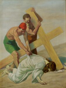 Ein Gemälde zeigt zwei Männer, die einen zu Boden gefallenen Mann in einem weißen Gewand zwingen, ein großes Holzkreuz zu tragen. Der Gefallene trägt eine Dornenkrone; der Hintergrund ist schlicht und karg. (Text mit KI erstellt)
