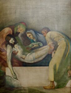 Ein Gemälde zeigt drei Trauernde, die den in ein Tuch gehüllten Leichnam Jesu behutsam in ein weißes Grab hinablassen. Ihre Mienen sind feierlich, und die Szene ist düster und vermittelt ein Gefühl von Verlust und Mitgefühl. (Text mit KI erstellt)