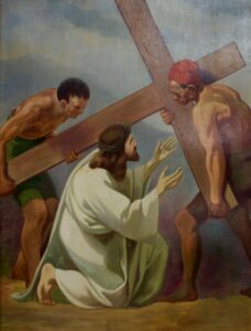 Ein Gemälde von Jesus, der mit erhobenen Armen kniet und zu zwei Männern aufblickt, die große Holzkreuze auf ihren Schultern tragen, vor einem bewölkten Himmel. Jesus trägt ein Gewand und die Männer sind mit einfachen Shorts und Stirnbändern bekleidet. (Text mit KI erstellt)