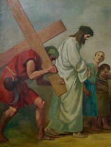 Ein Gemälde zeigt Jesus mit einer Dornenkrone und einem Holzkreuz, begleitet von einem Mann in Rot, der ihm beim Tragen des Kreuzes hilft, und zwei Kindern, die in der Nähe stehen, wobei eines die Hand Jesu hält. (Text mit KI erstellt)