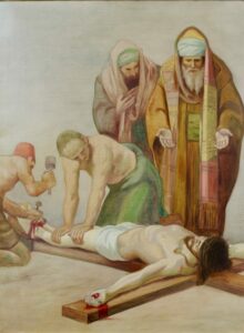 Ein Gemälde zeigt Jesus, der auf einem Holzkreuz liegt und dessen Hände und Füße von zwei Männern festgenagelt werden. Zwei weitere gewandete Gestalten stehen dahinter, eine davon mit ausgestreckten Händen, und sind Zeugen der Kreuzigung. (Text mit KI erstellt)