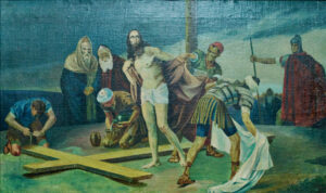 Ein Gemälde zeigt Jesus umgeben von römischen Soldaten und Schaulustigen, wie er vor der Kreuzigung entkleidet wird; ein Holzkreuz liegt auf dem Boden, und düstere Gestalten beobachten die Szene. (Text mit KI erstellt)