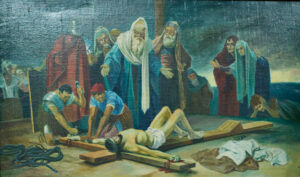 Ein Gemälde, das die Kreuzigung Jesu darstellt, mit römischen Soldaten, die ihn an ein Holzkreuz nageln, während Trauernde und religiöse Figuren zuschauen, einige in Angst und andere mit Autorität. (Text mit KI erstellt)