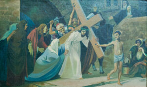 Ein Gemälde zeigt Jesus, der ein großes Holzkreuz trägt, umgeben von römischen Soldaten und Trauernden, während ein Kind ihm zu trinken gibt. Die Szene spielt sich auf einer steinernen Straße mit Schaulustigen im Hintergrund ab. (Text mit KI erstellt)