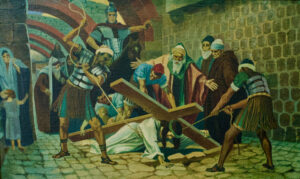 Ein Gemälde zeigt Jesus, der ein großes Holzkreuz trägt und von römischen Soldaten und Schaulustigen in antiker Kleidung auf einer Steinstraße umgeben ist. Einige Leute gestikulieren in seine Richtung, während andere feierlich zusehen. (Text mit KI erstellt)