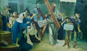 Ein Gemälde zeigt Jesus, der ein großes Holzkreuz trägt, umgeben von römischen Soldaten und Trauernden. Einige Figuren reichen ihm die Hand, während ein Soldat ein Schild hält. Im Hintergrund sind Steinmauern und ein Gefühl der Angst zu sehen. (Text mit KI erstellt)