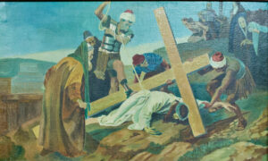 Ein Gemälde zeigt Jesus, wie er unter dem Gewicht eines großen Holzkreuzes zusammenbricht, während römische Soldaten, von denen einige Helme und rote Stirnbänder tragen, ihn mit Gewalt vorwärts treiben. Schaulustige schauen von einem Hügel im Hintergrund zu. (Text mit KI erstellt)