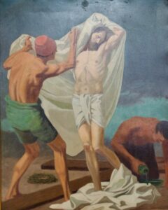 Ein Gemälde zeigt zwei Männer, die Jesus, der mit geschlossenen Augen und gefesselten Händen dasteht, ein weißes Gewand ausziehen. Ein weiterer Mann kniet in der Nähe auf dem Boden, während eine Dornenkrone und Holzbalken zu ihren Füßen liegen. (Text mit KI erstellt)