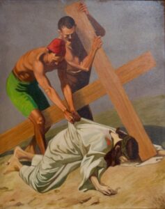 Ein Gemälde zeigt einen Mann in weißem Gewand, der zu Boden gefallen ist und ein großes Holzkreuz trägt. Zwei Männer, einer davon ohne Hemd in grünen Shorts, helfen ihm, das Kreuz anzuheben und aufzustehen. Die Umgebung scheint eine karge Landschaft zu sein. (Text mit KI erstellt)