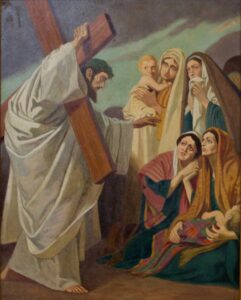Ein Mann trägt ein großes Holzkreuz in einem Gewand und reicht einer Gruppe trauernder Frauen und Kinder die Hand, die sich unter einem wolkenverhangenen Himmel um ihn versammelt haben. (Text mit KI erstellt)