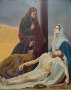 Ein Gemälde zeigt vier Trauernde, die um den leblosen Körper Jesu versammelt sind, der in ein weißes Tuch gehüllt ist und neben dem eine Dornenkrone liegt. Die Figuren zeigen Trauer, eine blickt nach oben, die anderen neigen ihr Haupt in Trauer. (Text mit KI erstellt)