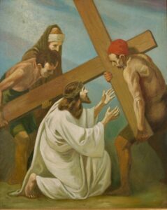 Ein Gemälde zeigt Jesus, der kniend ein großes Holzkreuz trägt, ein weißes Gewand und eine Dornenkrone trägt und von drei Männern begleitet wird, die die Szene vor einem gedämpften Hintergrund beobachten. (Text mit KI erstellt)