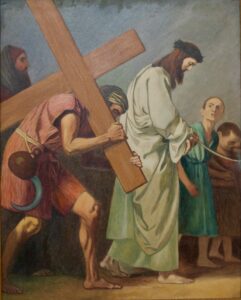 Ein Gemälde zeigt Jesus mit einer Dornenkrone und einem weißen Gewand, der mit drei Männern geht. Ein Mann müht sich ab, ein großes Holzkreuz hinter Jesus zu tragen, während zwei andere, einfach gekleidet, zusehen. (Text mit KI erstellt)