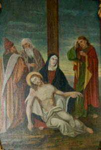 Ein Gemälde, das den vom Kreuz abgenommenen Leichnam Jesu darstellt, umgeben von Trauernden, darunter Maria und andere Figuren in Gewändern, mit einem Kreuz im Hintergrund vor einem düsteren Himmel. (Text mit KI erstellt)