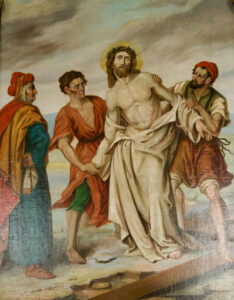 Ein Gemälde zeigt drei Männer, die einen müden, mit einem Heiligenschein versehenen und in ein weißes Gewand gekleideten Jesus Christus stützen, während vor ihnen ein Holzkreuz auf dem Boden liegt. Die Szenerie befindet sich im Freien und hat einen neutralen Hintergrund. (Text mit KI erstellt)