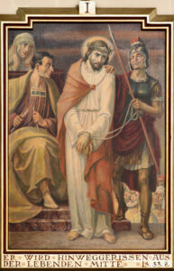 Ein Gemälde zeigt Jesus, der eine Dornenkrone und ein rotes Gewand trägt und mit gefesselten Händen dasteht. Ein römischer Soldat hält einen Stab und wendet sich an die Menge, während zwei sitzende Figuren zuschauen, alles vor einem gedämpften Hintergrund. (Text mit KI erstellt)