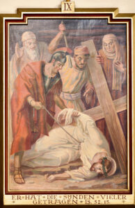 Ein Gemälde zeigt Jesus, der unter der Last des Kreuzes zusammenbricht, umgeben von römischen Soldaten und Schaulustigen. Ein Soldat schlingt ein Seil um Jesus, der eine Dornenkrone trägt. Die Szene ist gerahmt und mit IX bezeichnet. (Text mit KI erstellt)