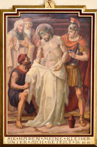 Ein Gemälde zeigt den dornengekrönten Jesus, der von römischen Soldaten seines Gewandes beraubt wird, während andere zusehen. Die Szene ist feierlich, und eine deutsche Inschrift steht unter dem Bild. (Text mit KI erstellt)