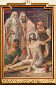 Ein Gemälde zeigt Jesus, der mit Dornen gekrönt ist und ein weißes Tuch trägt. Er wird von einem Mann mit einem Hammer an ein Kreuz genagelt, während drei andere Männer zusehen. Die Szene ist intensiv und emotional. Ein Krug steht in der Nähe auf dem Boden. (Text mit KI erstellt)