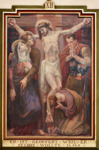 Ein Gemälde zeigt Jesus am Kreuz mit einer Dornenkrone, flankiert von der weinenden Maria und anderen Trauernden; rechts steht ein Soldat, und eine Frau kniet nieder und berührt die Füße Jesu, wobei sie tiefe Trauer und Ehrfurcht zeigt. (Text mit KI erstellt)
