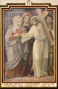 Ein Gemälde von Jesus, der das Kreuz trägt und auf eine trauernde Maria trifft, die von einer anderen Figur gestützt wird. Ein Schaulustiger steht hinter ihnen. Die Szene ist gerahmt, mit deutschem Text und der römischen Zahl IV unter dem Bild. (Text mit KI erstellt)