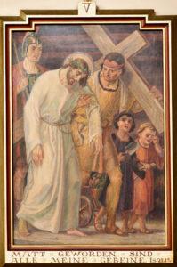 Ein Kunstwerk zeigt Jesus, der ein Kreuz trägt, umgeben von römischen Soldaten, einem Mann, der ihm hilft, und zwei Kindern, die zusehen. Die Szene ist gerahmt und trägt unten die Inschrift "Matt geworden sind alle meine Gebeine". (Text mit KI erstellt)