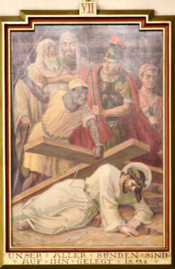Jesus, der eine Dornenkrone trägt, stürzt unter dem Gewicht eines Holzkreuzes zu Boden. Römische Soldaten und andere Figuren stehen hinter ihm und drängen ihn zum Weitermachen. Der folgende Text ist in deutscher Sprache. (Text mit KI erstellt)
