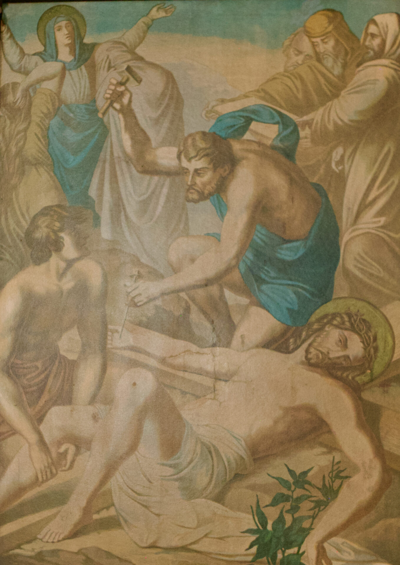 Auf einem Gemälde ist die Kreuzigung Jesu dargestellt: Jesus liegt auf dem Boden, ein Mann hält Nägel und einen Hammer über ihm, Schaulustige sind verzweifelt, und im Hintergrund erhebt eine Frau ihre Arme in Angst und Schrecken. ( )