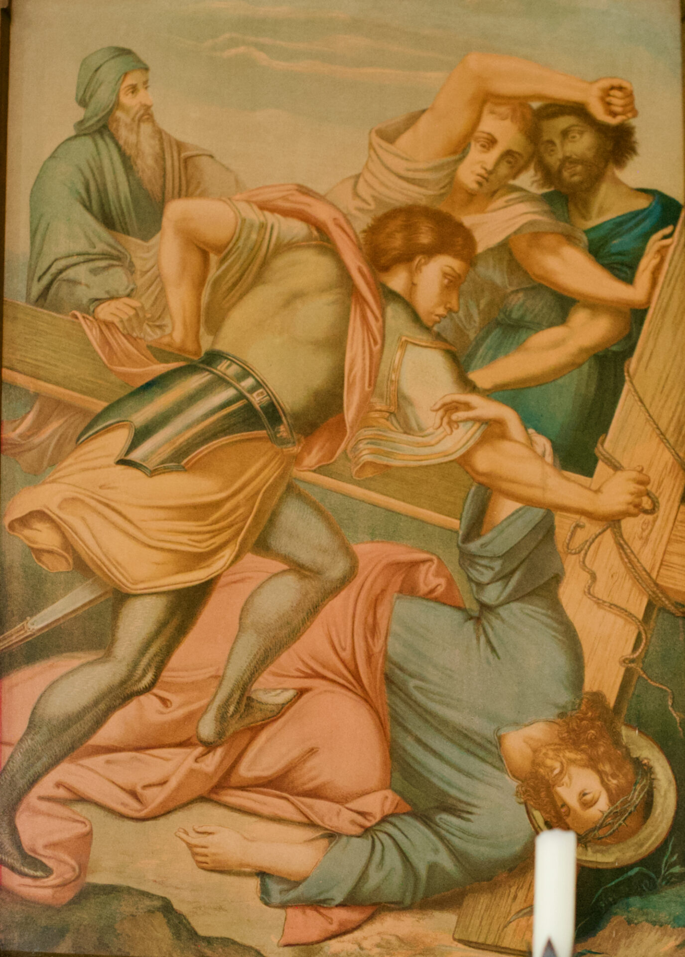 Ein Gemälde zeigt Jesus, der unter dem Gewicht eines Holzkreuzes zusammenbricht, umgeben von vier Männern. Ein Mann hebt das Kreuz an, während die anderen mit einem Ausdruck von Sorge und Anstrengung zusehen. Am unteren Rand des Bildes ist eine Kerze zu sehen. ( )