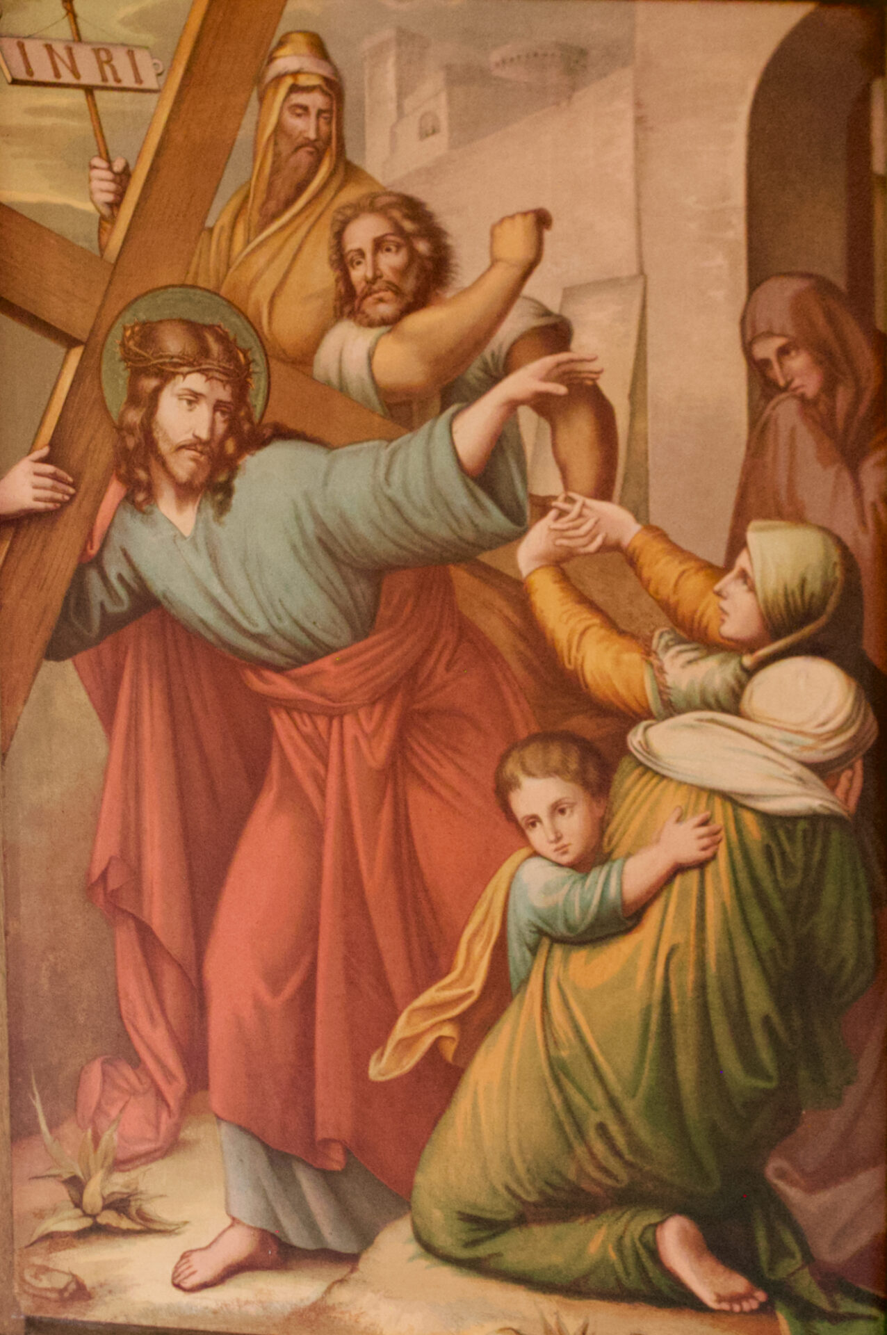 Ein Gemälde zeigt Jesus, der ein Kreuz trägt und eine Dornenkrone trägt, während verzweifelte Frauen und ein Kind sich ihm entgegenstrecken. Mehrere Männer stehen hinter Jesus und beobachten die Szene. Die Stimmung ist düster und emotional. ( )